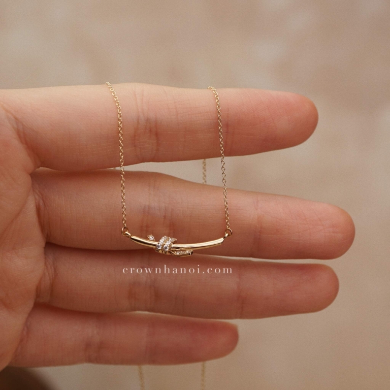 KNOT BAR NECKLACE