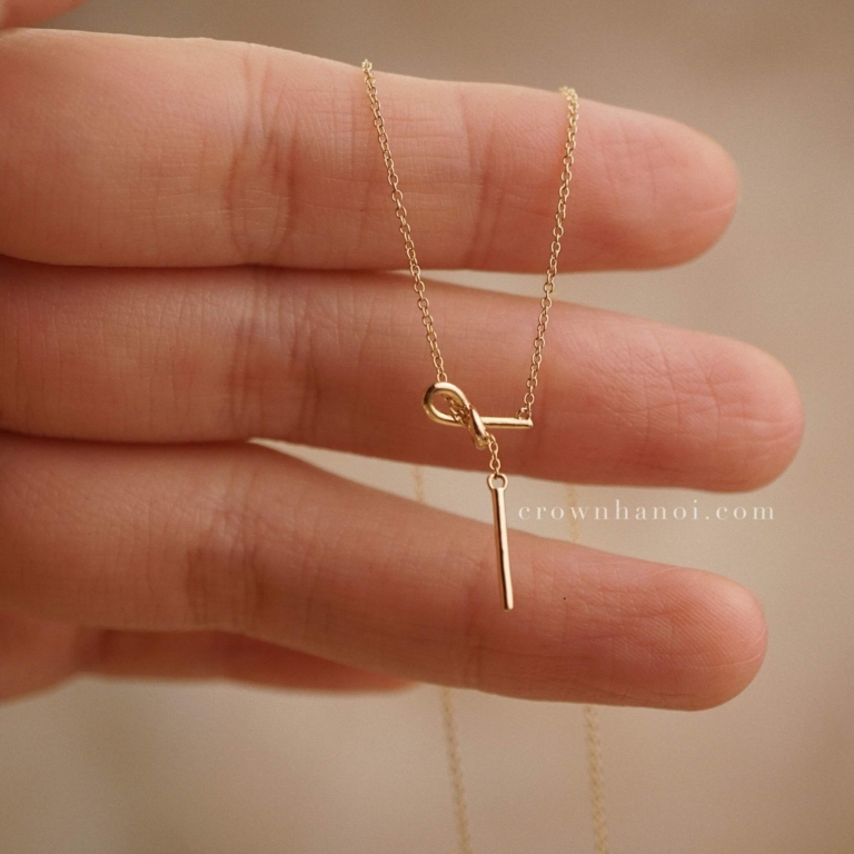 DAINTY KNOT NECKLACE