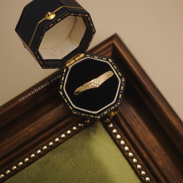 LAUREL V SHAPE BAND RING