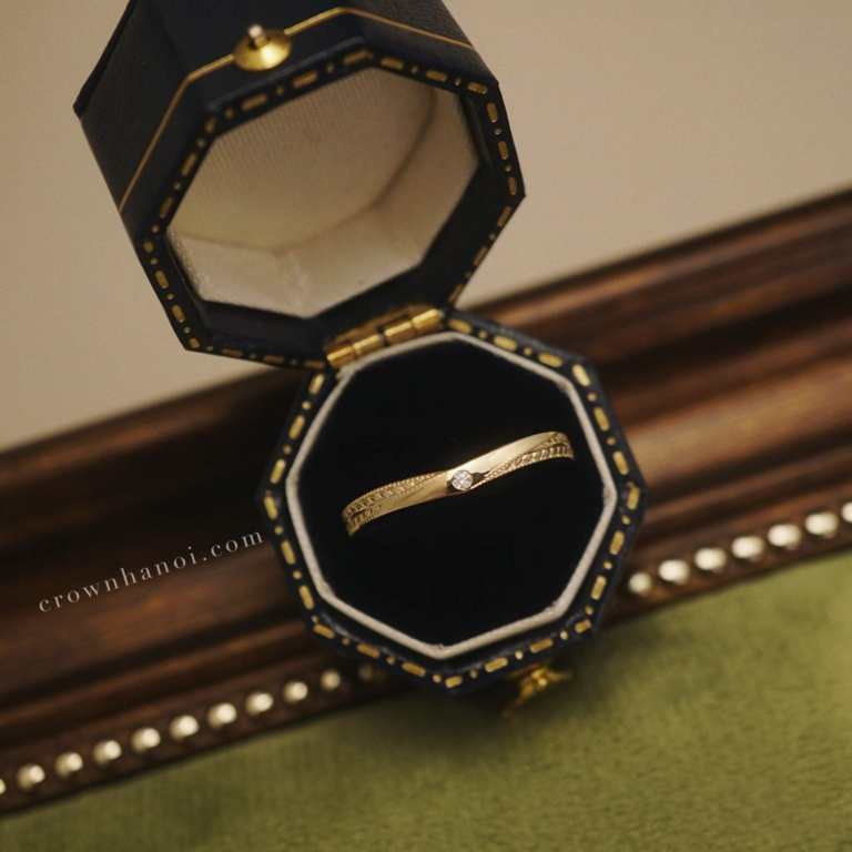STONE LAUREL V SHAPE BAND RING