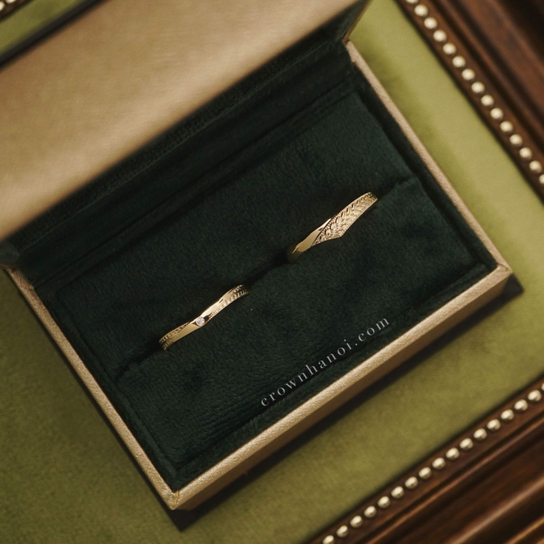 LAUREL V SHAPE BAND COUPLE RING