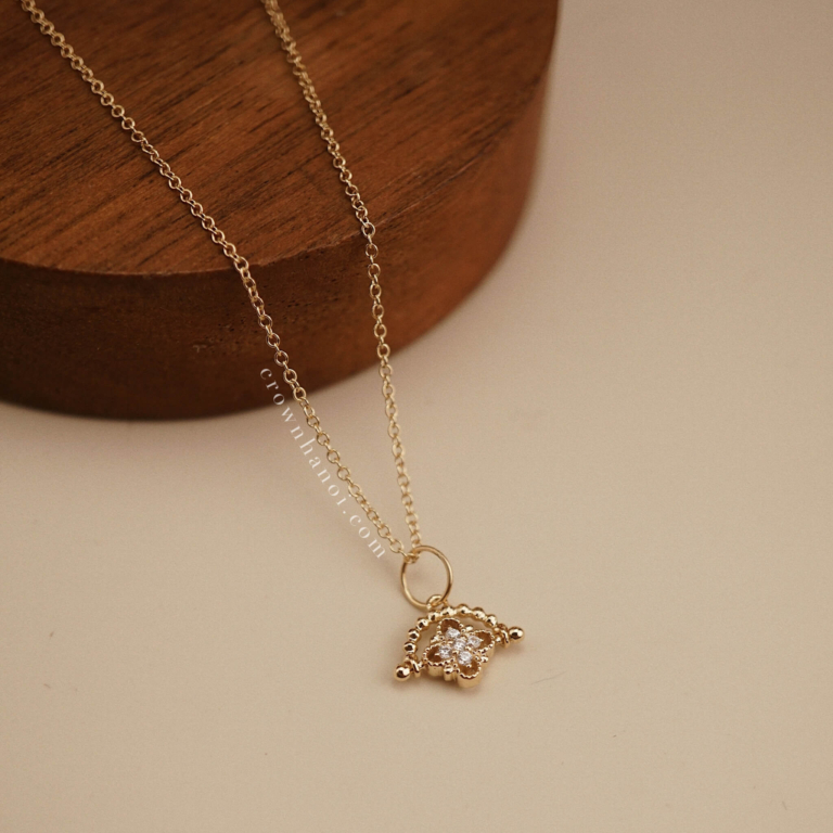 PETITE CLOVER SPINNER NECKLACE