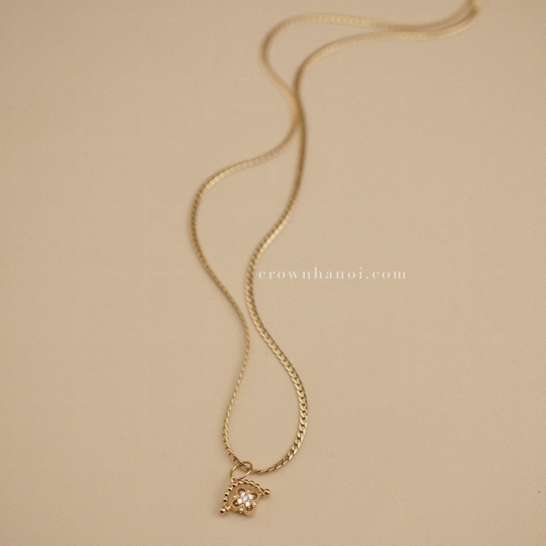 PETITE CLOVER SPINNER FLAT CHAIN NECKLACE