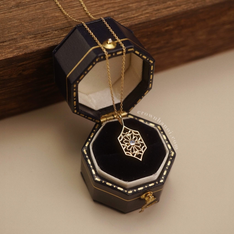 MOONLACE NECKLACE