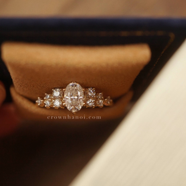 OVAL SOLITAIRE ALTERNATING RING