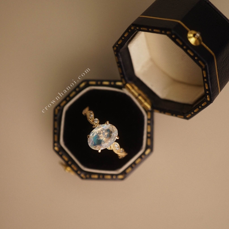 OVAL MOONVINE RING