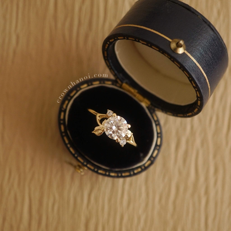 WINDLEAF SOLITAIRE RING