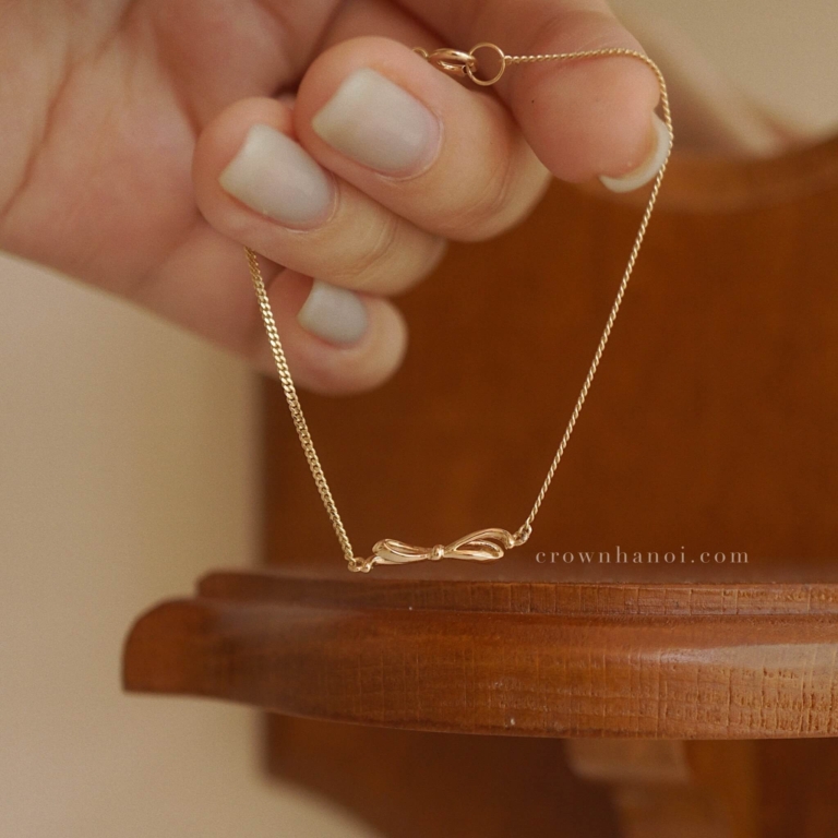 LITHE KNOT CURB BRACELET