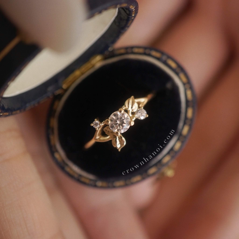 WINDLEAF SOLITAIRE RING - 4MM