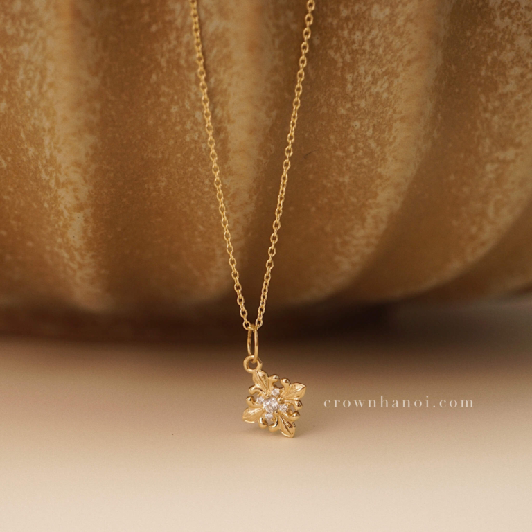 FLEUR CREST NECKLACE