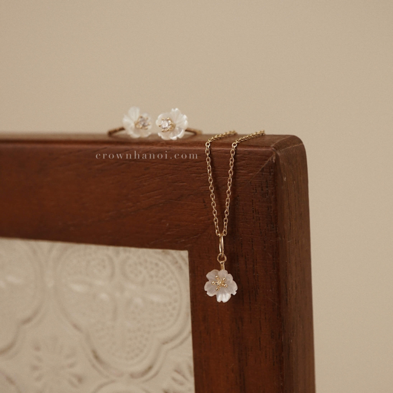 NACRE BLOOM NECKLACE