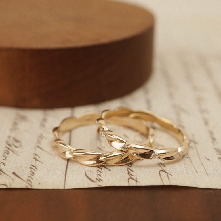 SILKY TWIST COUPLE BAND RING