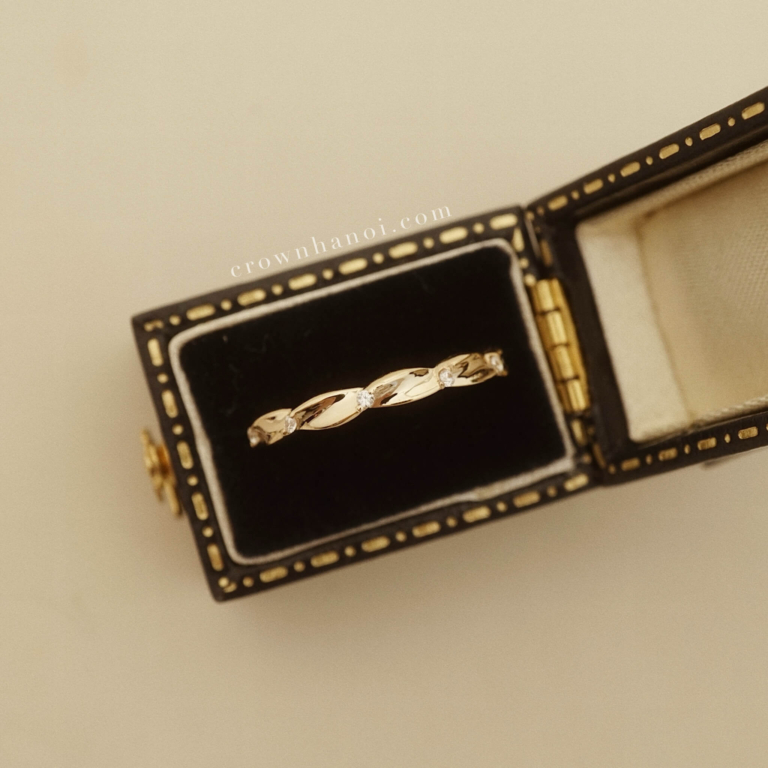 SILKY TWIST SPARKLE RING