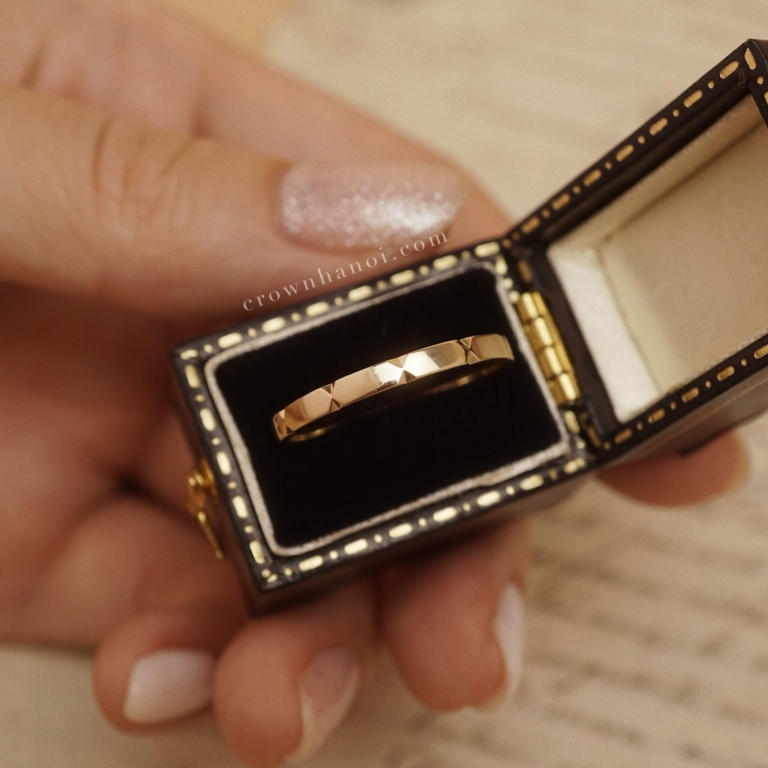 PYRAMID BAND RING
