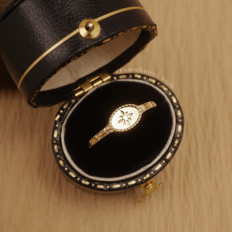 PETAL SIGNET RING